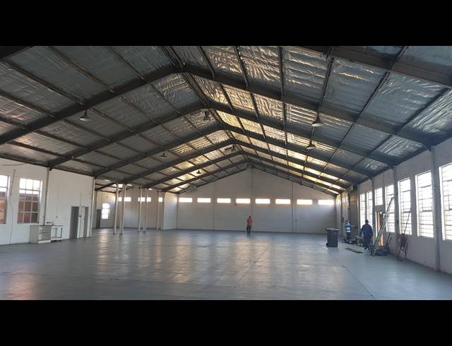 1,350M² FACTORY TO LET IN TRIANGLE FARM